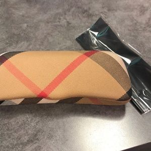 Brand new case w/cleaning cloth